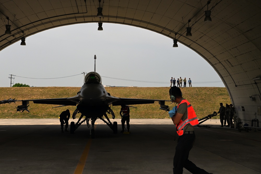 Suwon hosts F16 hot-pit mission