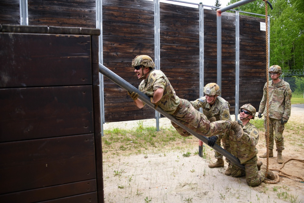 10th BEB negotiate obstacles at the Leaders Reaction Course