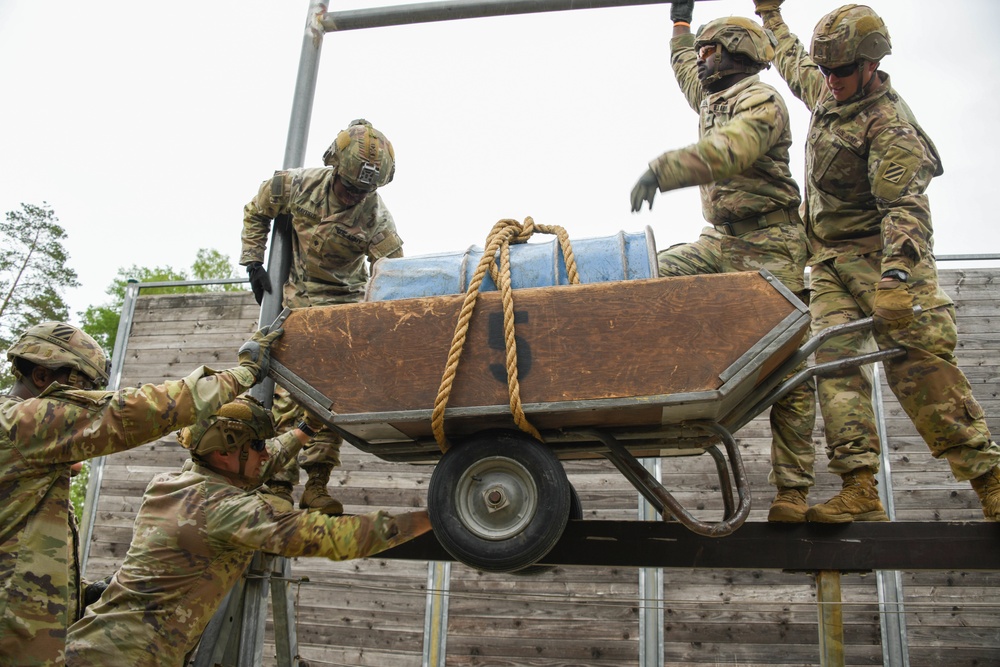 10th BEB negotiate obstacles at the Leaders Reaction Course