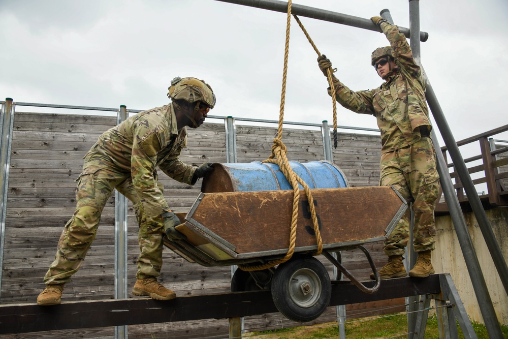 10th BEB negotiate obstacles at the Leaders Reaction Course