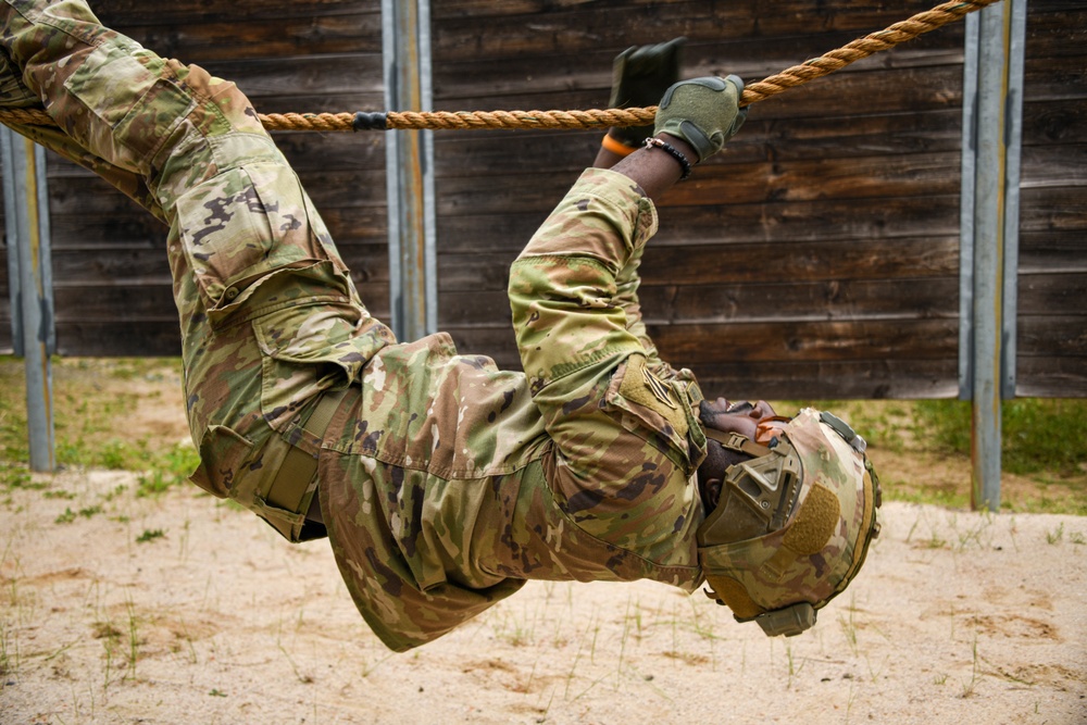 10th BEB negotiate obstacles at the Leaders Reaction Course