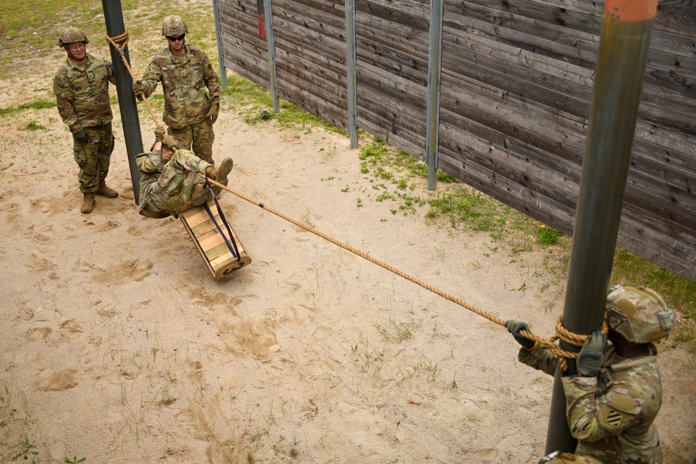 10th BEB negotiate obstacles at the Leaders Reaction Course