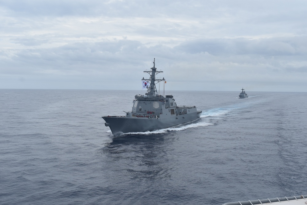 ROK Navy Conducts fueling at sea with USNS Ship