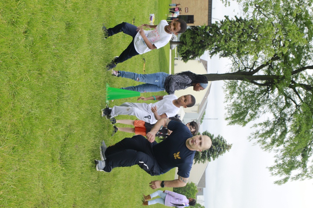 Great Lakes Sailors Volunteer at Forrestal Elementary School