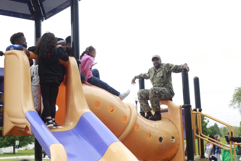 Great Lakes Sailors Volunteer at Forrestal Elementary School