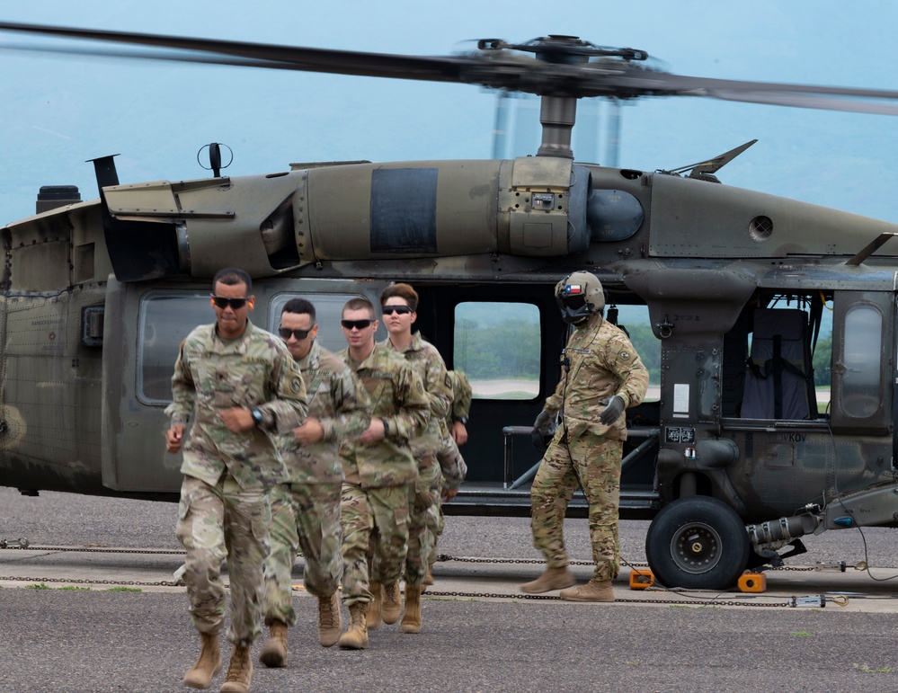 DVIDS - Images - JTF-Bravo 1-228 Aviation Regiment trains new medics ...