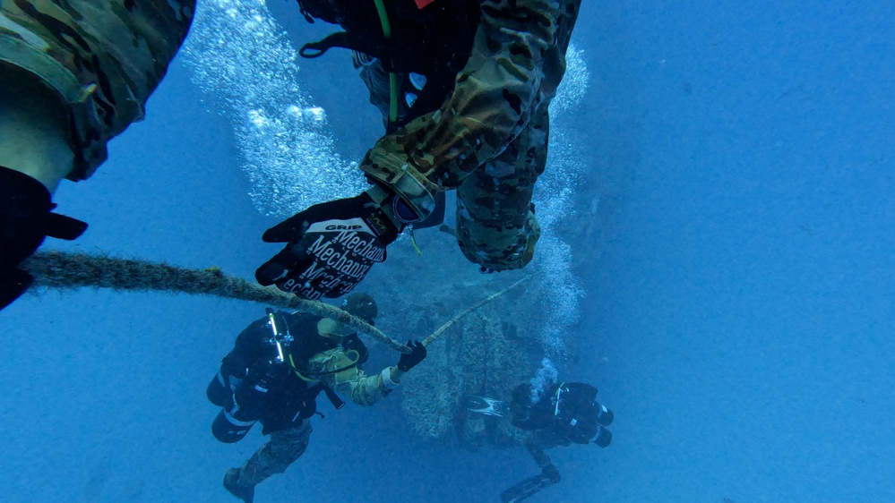 10th SFG(A) Special Forces Soldiers dive to Atlantic floor, probe shipwrecked vessel