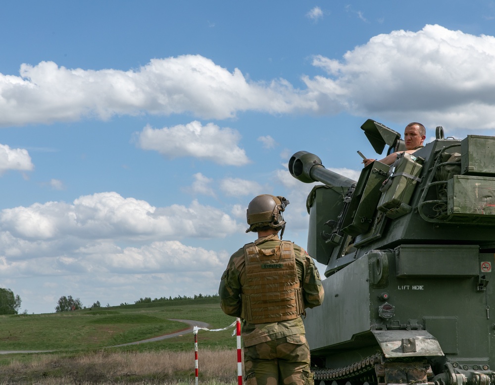 Armed Forces of Ukraine train with US and Norway on M109 howitzer in Grafenwoehr Germany