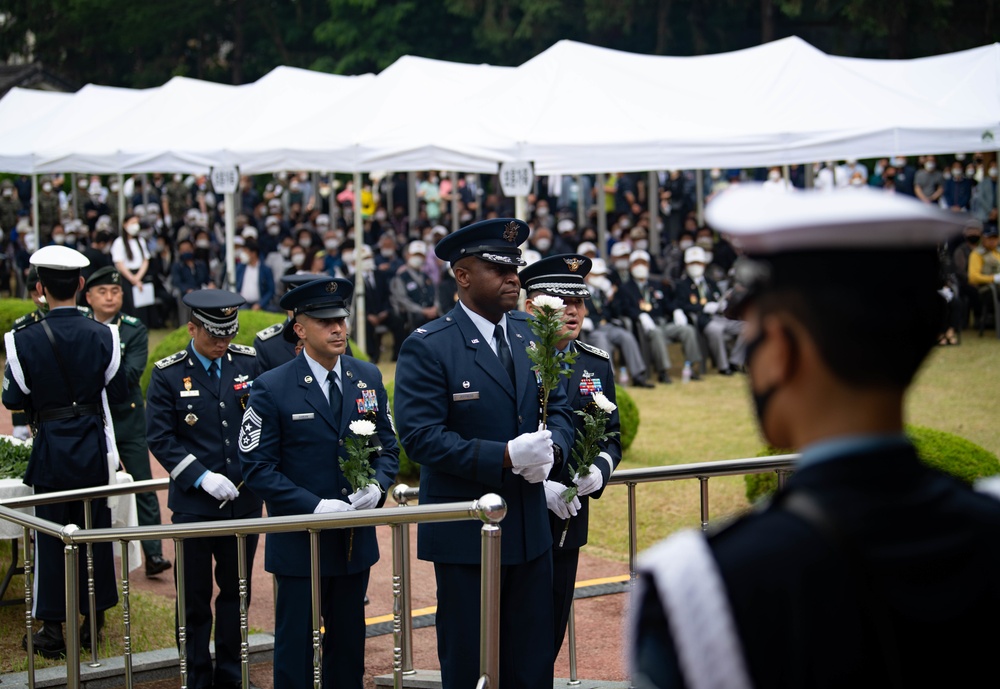 Kunsan Participates in ROK Memorial Day Ceremony