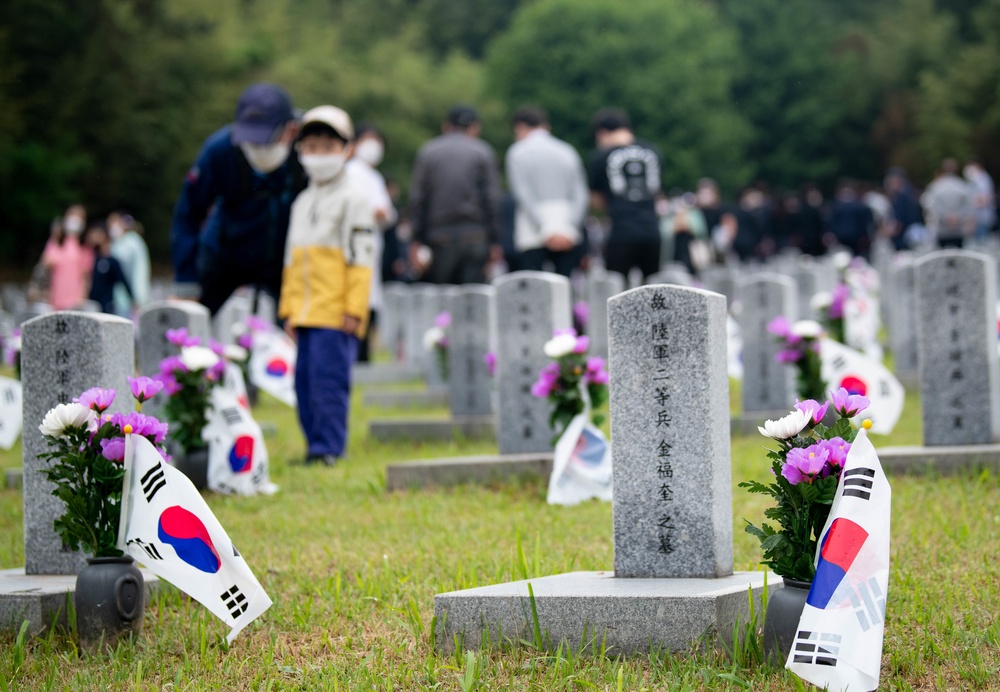 Kunsan Participates in ROK Memorial Day Ceremony