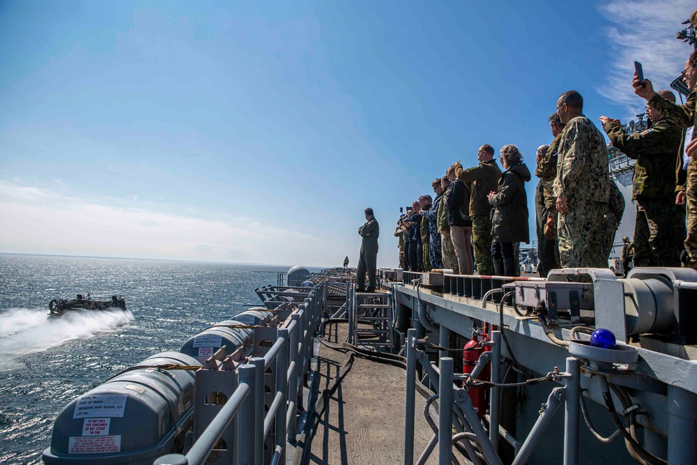 USS Kearsarge hosts distinguished visitors for ship tour and press conference