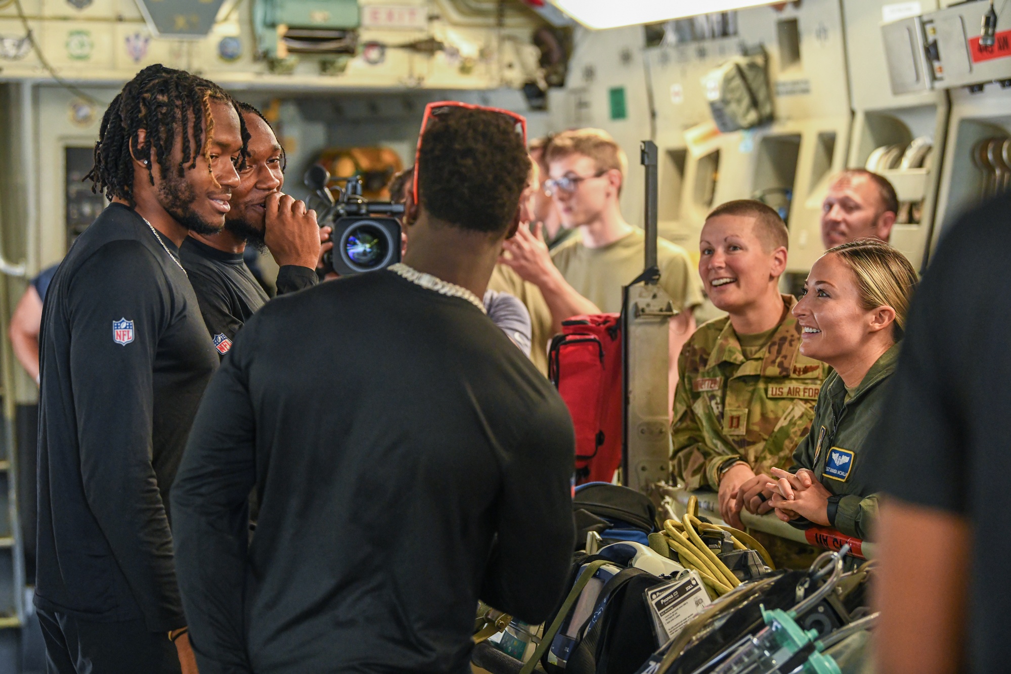 445th Airlift Wing reservists spend evening with Bengals coach > 445th  Airlift Wing > Article Display