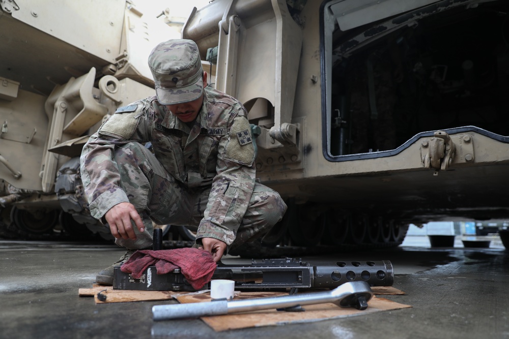 3/29 FA, 4th Infantry Division Soldiers perform weapons maintenance