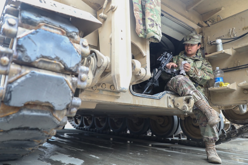 3/29 FA, 4th Infantry Division Soldiers perform weapons maintenance