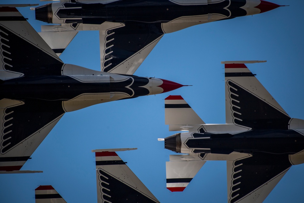 Thunderbirds perform for Skyfest