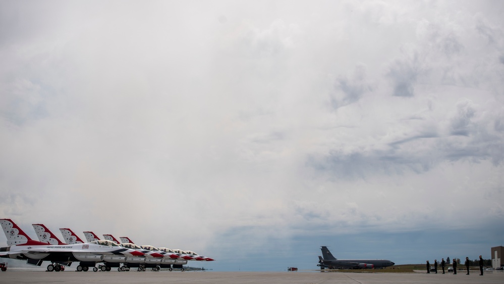 Thunderbirds perform for Skyfest