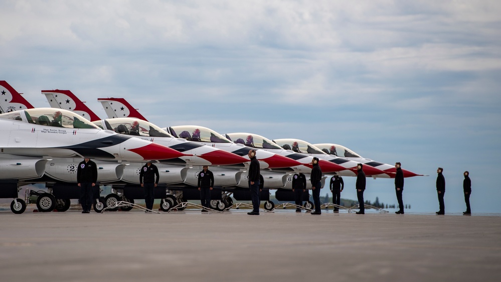 Thunderbirds perform for Skyfest