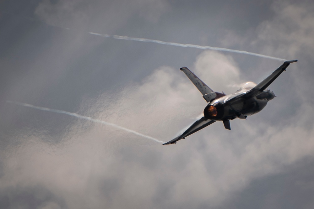 Thunderbirds perform for Skyfest