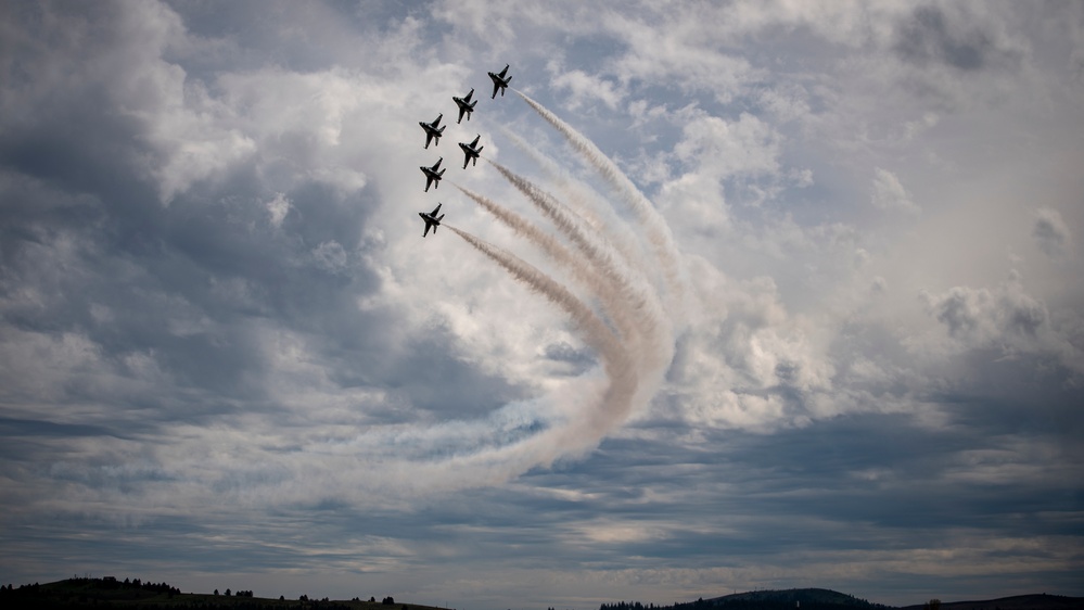 Thunderbirds perform for Skyfest