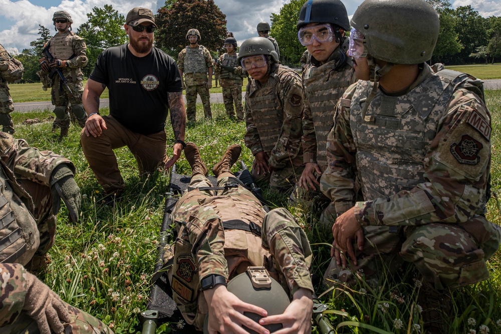 New Jersey MEDEVAC works with Medical Simulation Training Center students