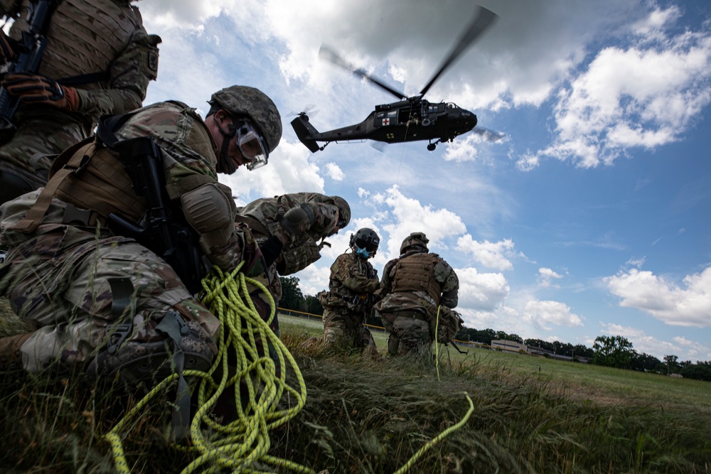 New Jersey MEDEVAC works with Medical Simulation Training Center students