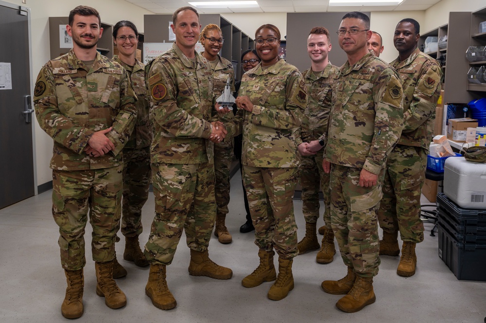4th FW commander presents quarterly awards