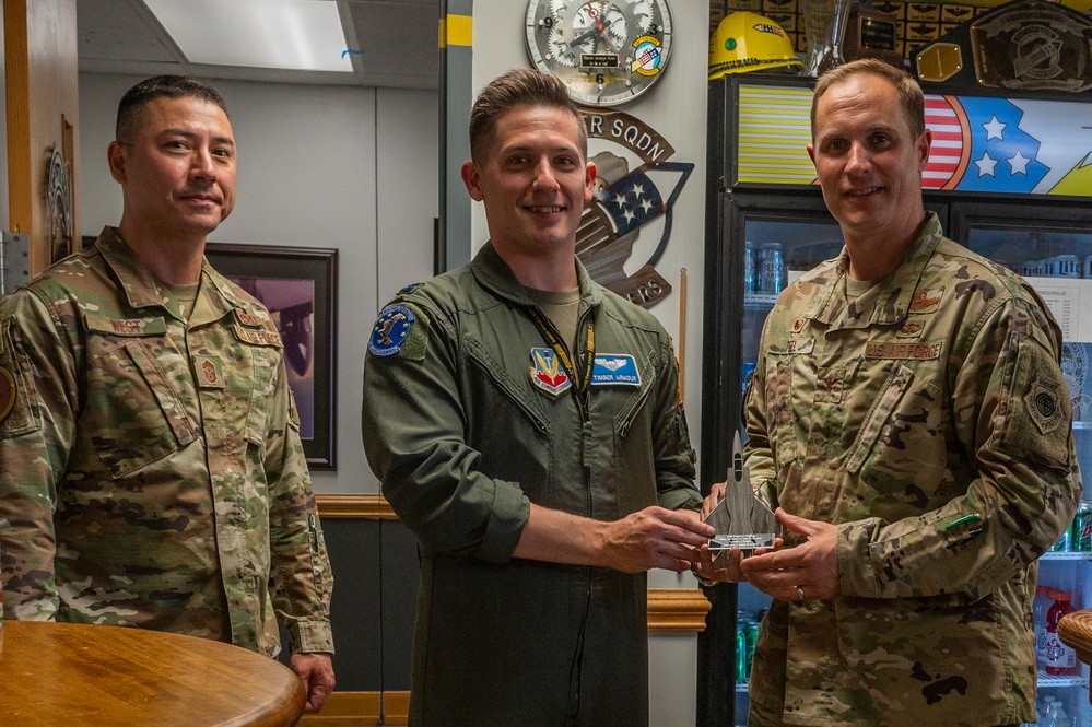 4th FW commander presents quarterly awards