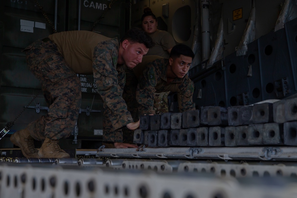 Valiant Shield 22 | C-17 Unload