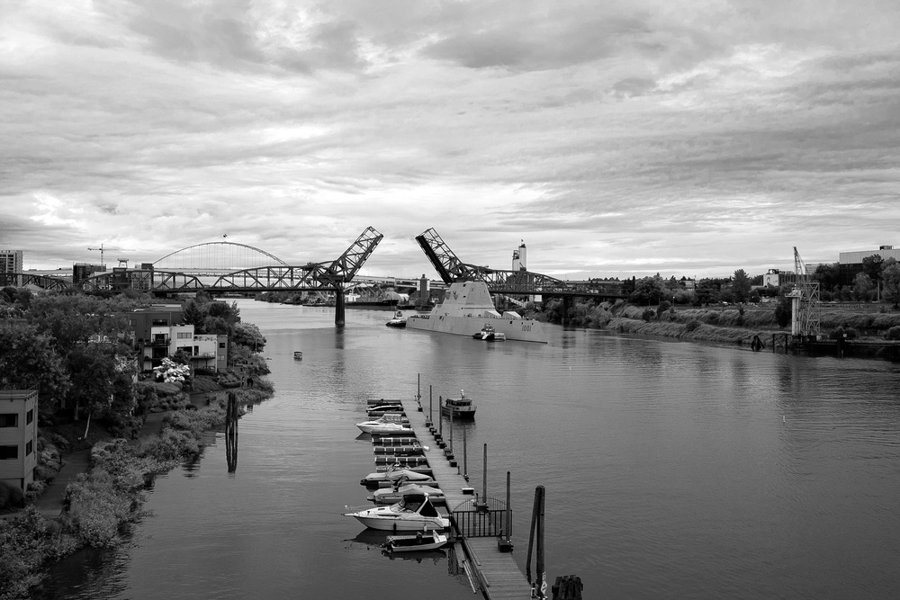 USS Michael Monsoor (DDG 1001) transits Willamette River in Portland, Oregon