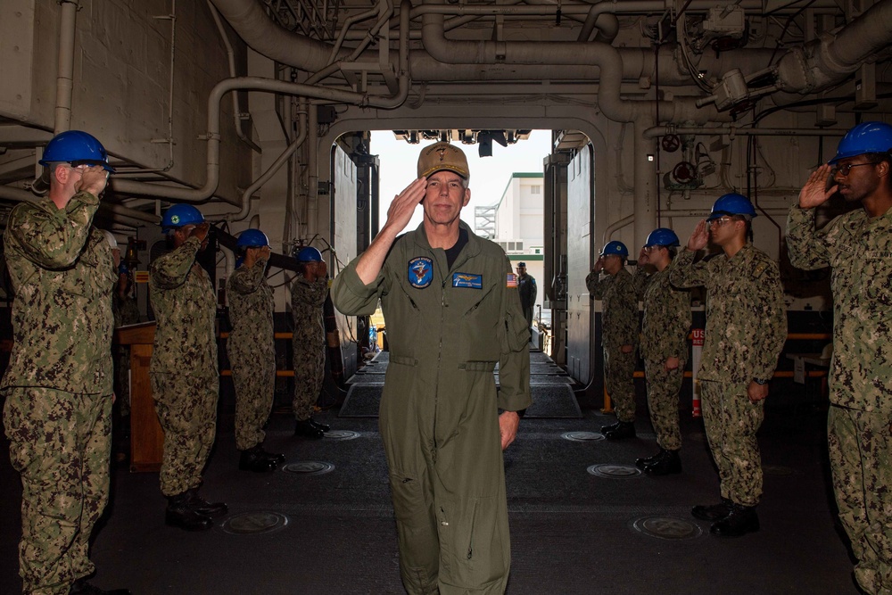 Commander, U.S. 7th Fleet visits USS America (LHA 6)