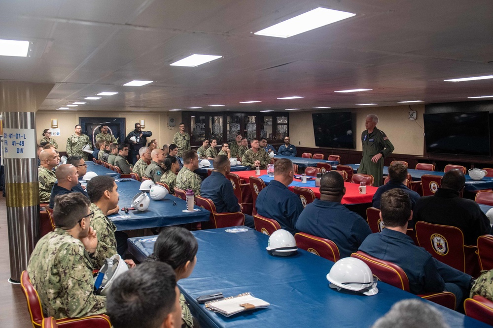 Commander, U.S. 7th Fleet visits USS America (LHA 6)