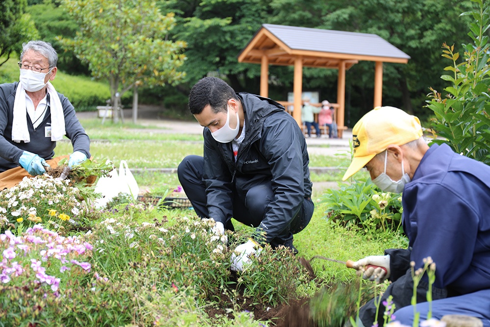 Camp Zama BOSS Soldiers volunteer to beautify local park