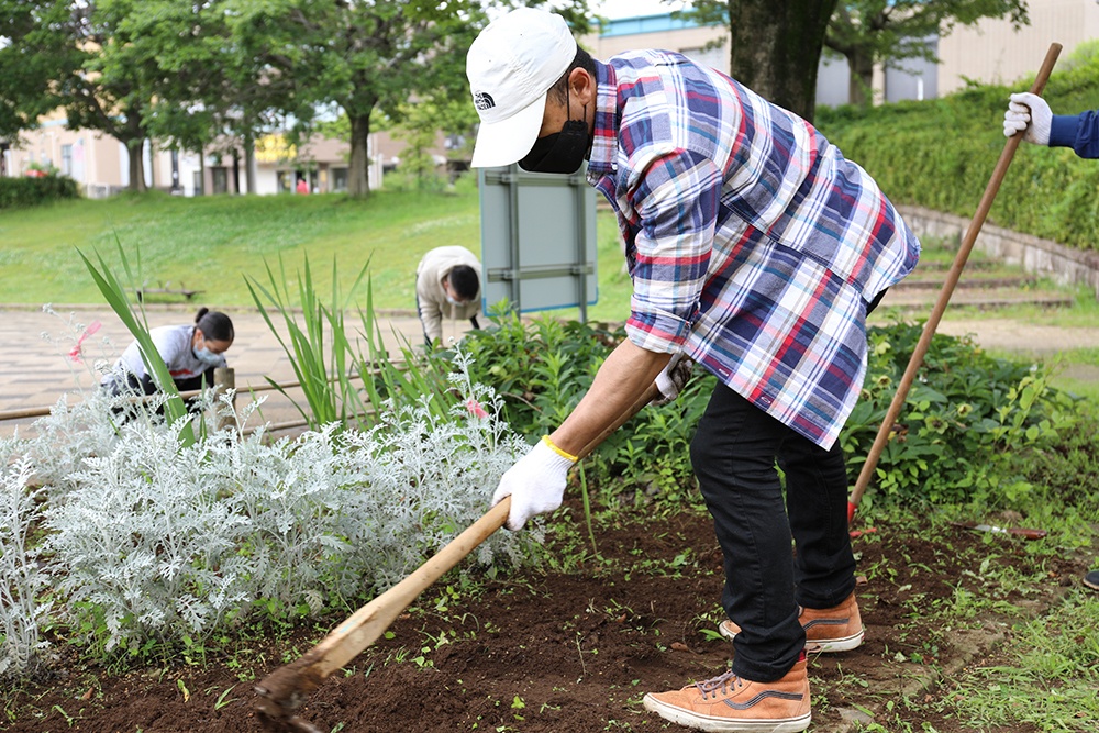 Camp Zama BOSS Soldiers volunteer to beautify local park