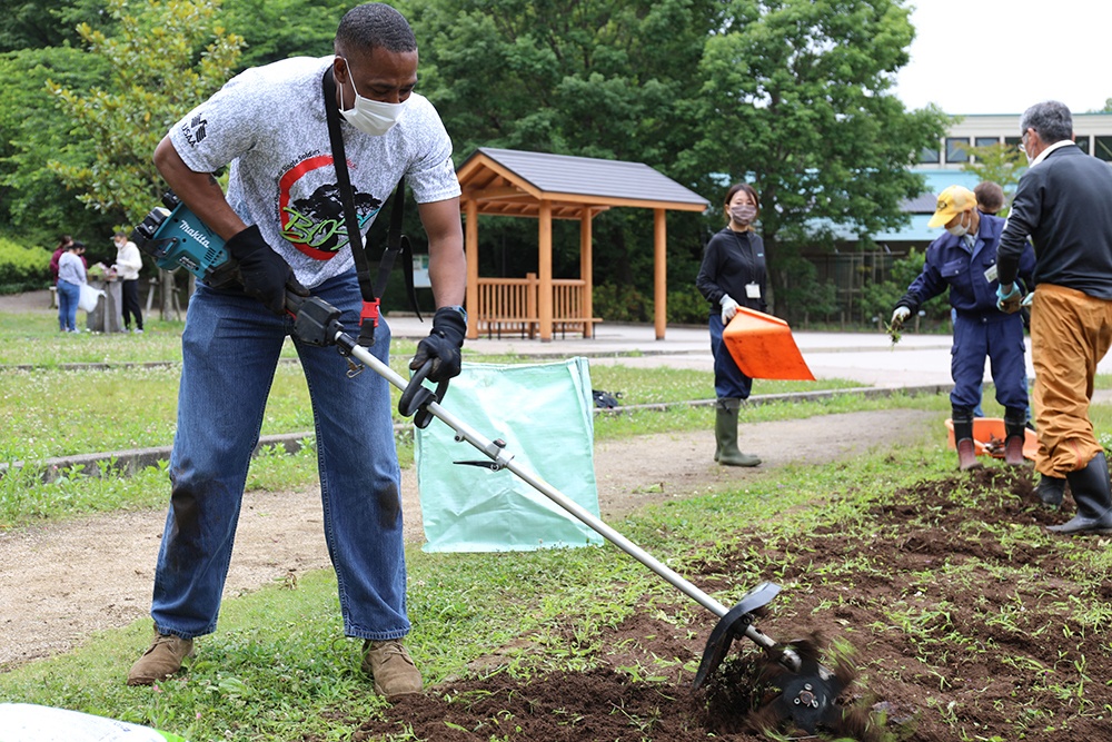 Camp Zama BOSS Soldiers volunteer to beautify local park