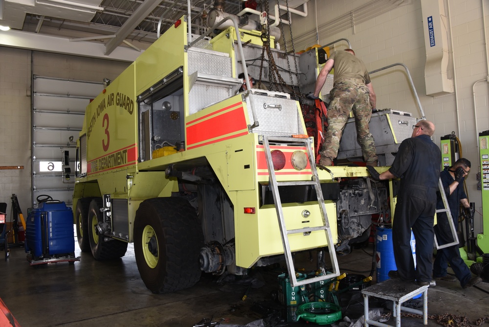 Iowa Air Guard mechanics remove diesel engine