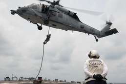 EODMU-5 conducts simulated Helicopter, Visit, Board, Search, and Seizure exercise aboard USS Benfold (DDG 65)