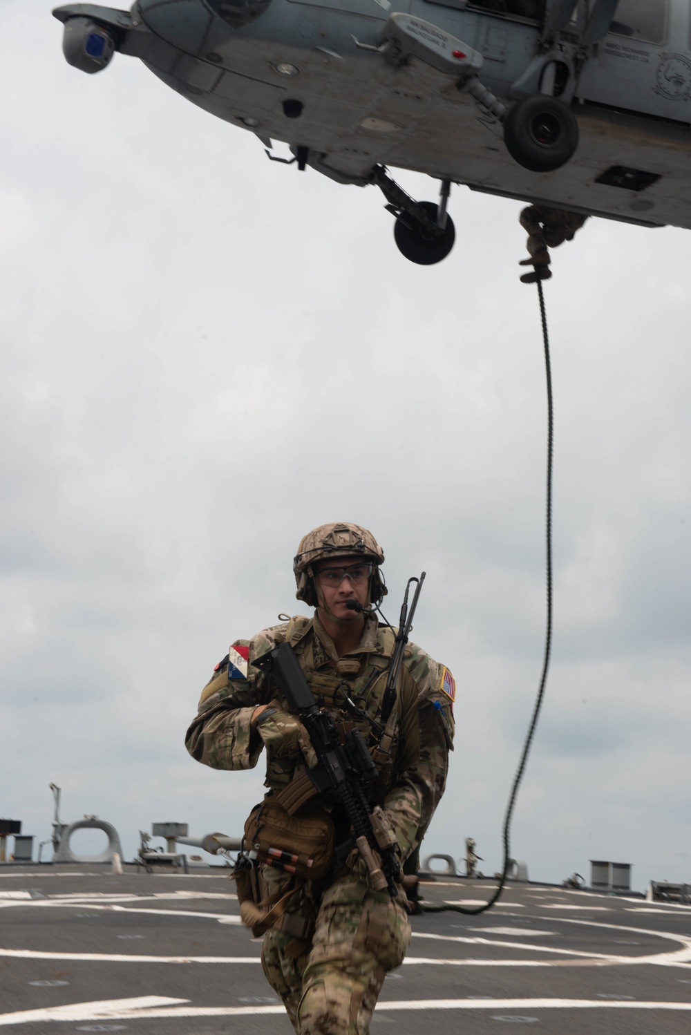 EODMU-5 conducts simulated Helicopter, Visit, Board, Search, and Seizure exercise aboard USS Benfold (DDG 65)