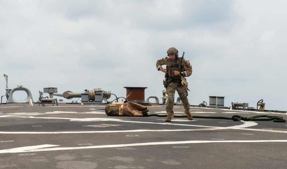 EODMU-5 conducts simulated Helicopter, Visit, Board, Search, and Seizure exercise aboard USS Benfold (DDG 65)