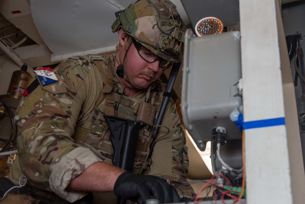 EODMU-5 conducts simulated Helicopter, Visit, Board, Search, and Seizure exercise aboard USS Benfold (DDG 65)