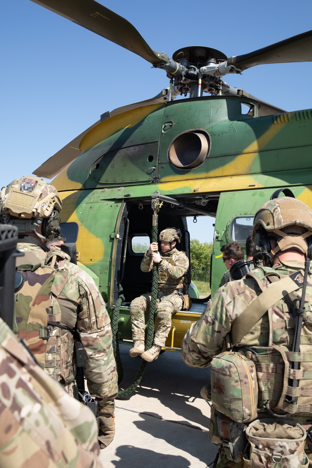 DVIDS - Images - U.S. SEALS and Romanian NAVSOF Take Flight During Fast ...