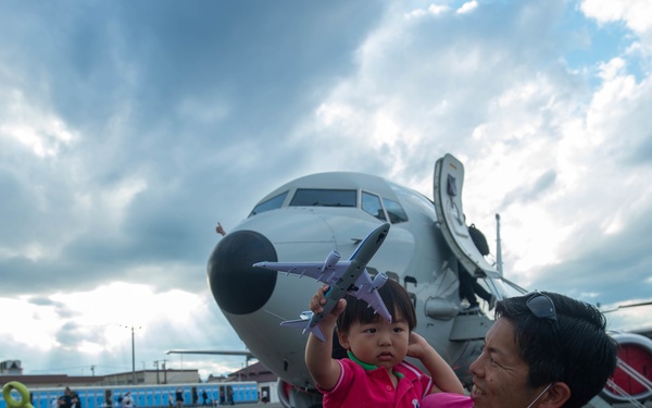 VP-8 Participates in Friendship Festival 2022