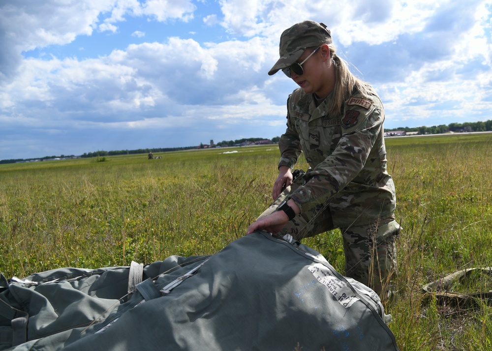 Aerial Port Airmen catch C-130 airdrop during Agile Rage 22