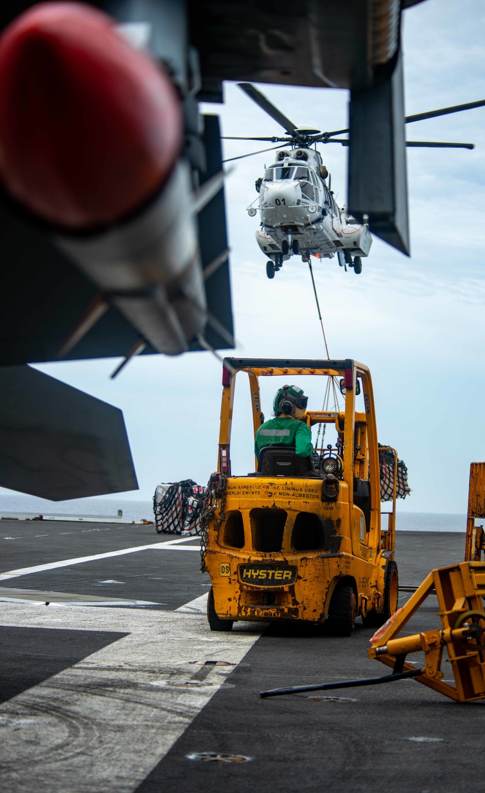 USS Ronald Reagan (CVN 76) conducts vertical replenishment