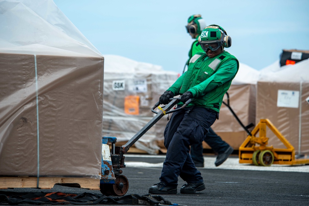 USS Ronald Reagan (CVN 76) conducts vertical replenishment