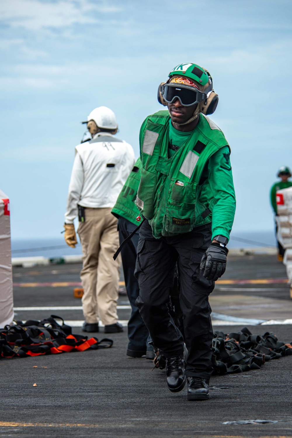 USS Ronald Reagan (CVN 76) conducts vertical replenishment
