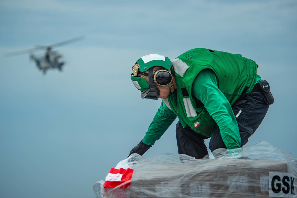 USS Ronald Reagan (CVN 76) conducts vertical replenishment