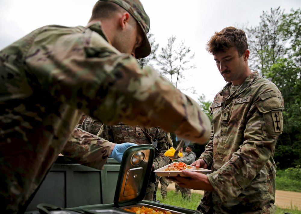 Field Feeding Teams Fuel Red Arrow Soldiers