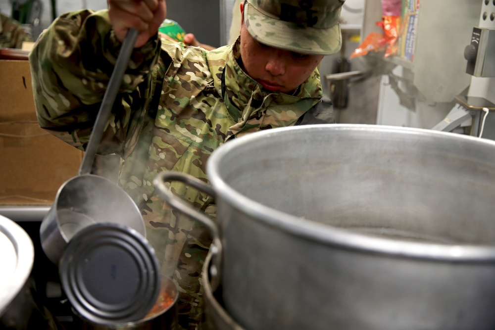 Field Feeding Teams Fuel Red Arrow Soldiers