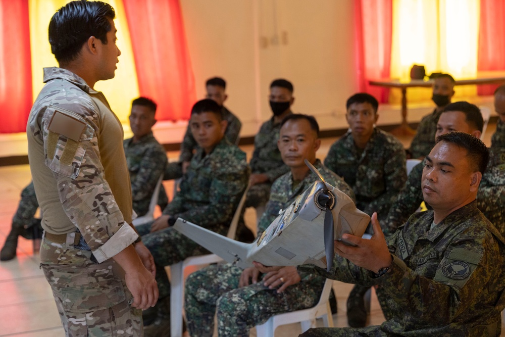 Marine Raiders with SOTF 511.2 provide SUAS training to AFP