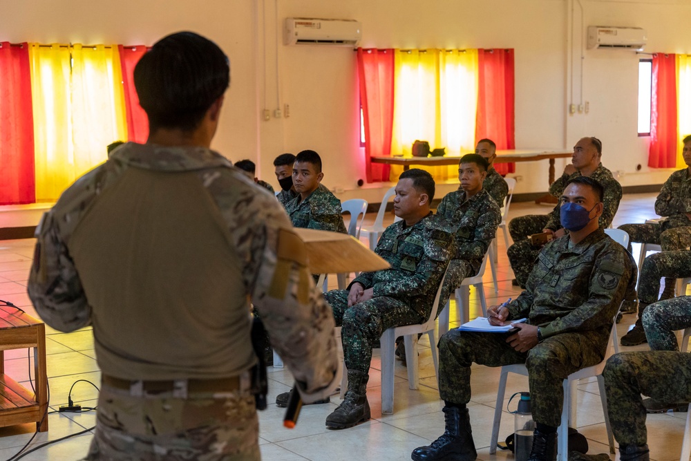 Marine Raiders with SOTF 511.2 provide SUAS training to AFP